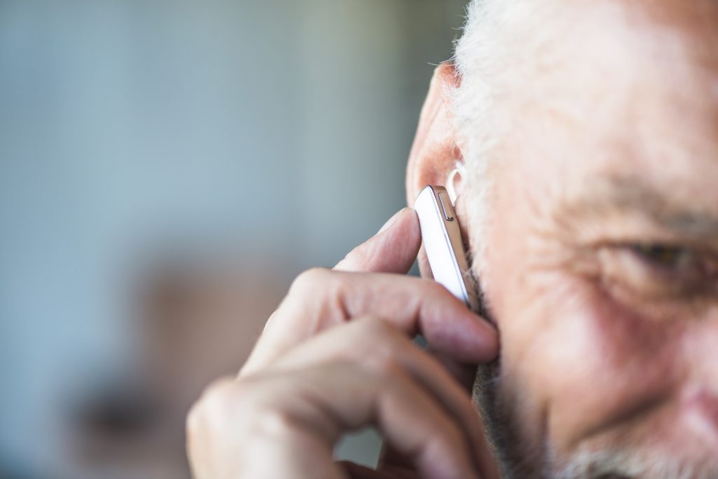 Hombre calibrando su audífono en nuestros centros auditivos en Tenerife